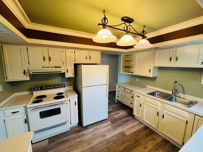 Building Photo - 3 bedroom home centrally located!