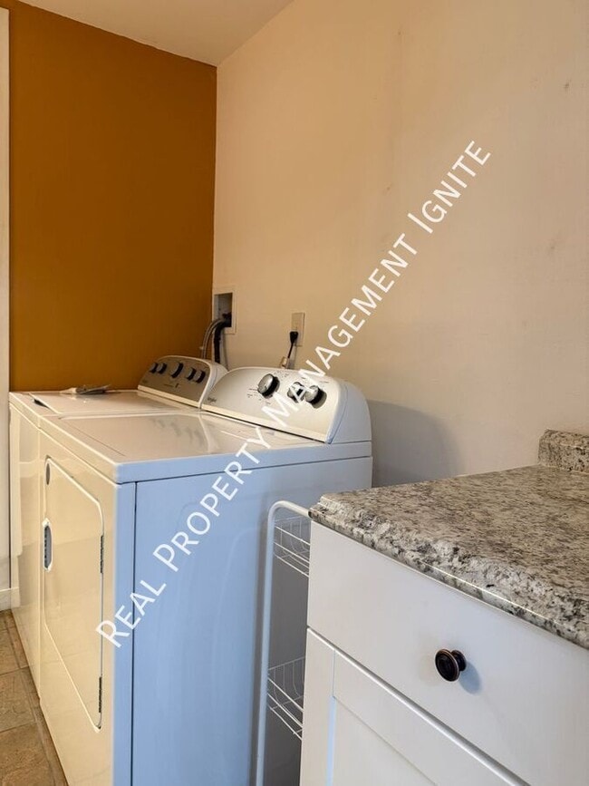 Building Photo - 18633 River Woods Dr