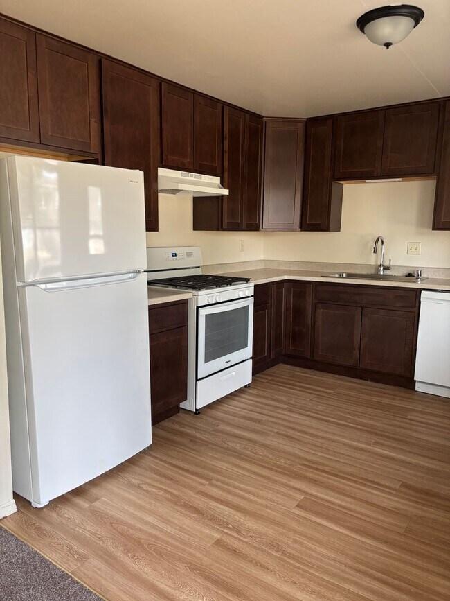Building Photo - 3 Bedroom 1 1/2 Bath Townhomes