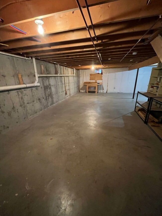 Building Photo - Spacious  South Burlington Townhouse for Rent - Available 7/1