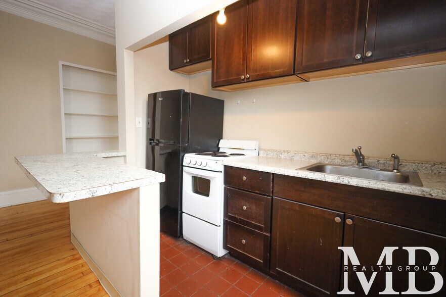Building Photo - 465 Park Dr
