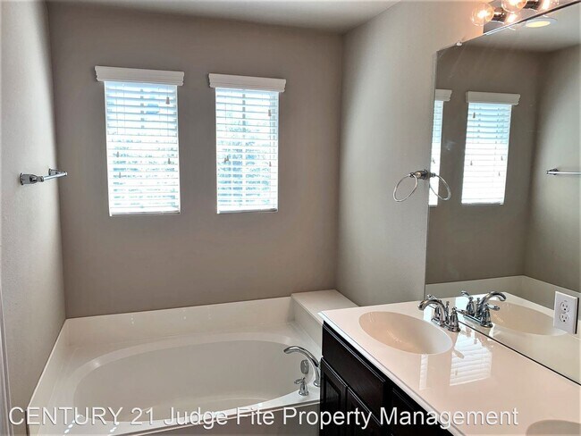 Building Photo - 3 br, 2.5 bath House - 1836 Villa Drive