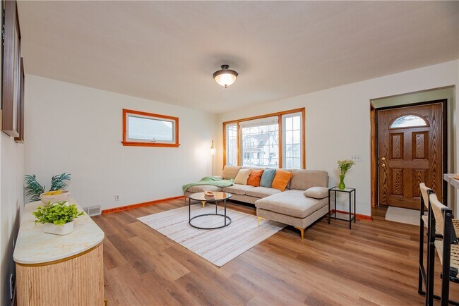 Building Photo - 416 W Spruce St