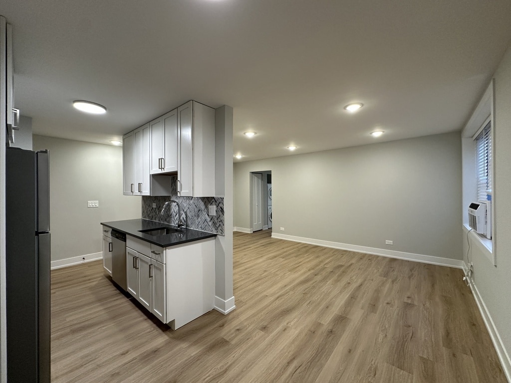 Building Photo - 535 W Aldine Ave