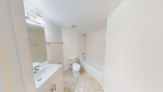 Building Photo - 2BD/2BA Dual Masters Condo w/ Lake Views!   *1st Floor & Gated Community*