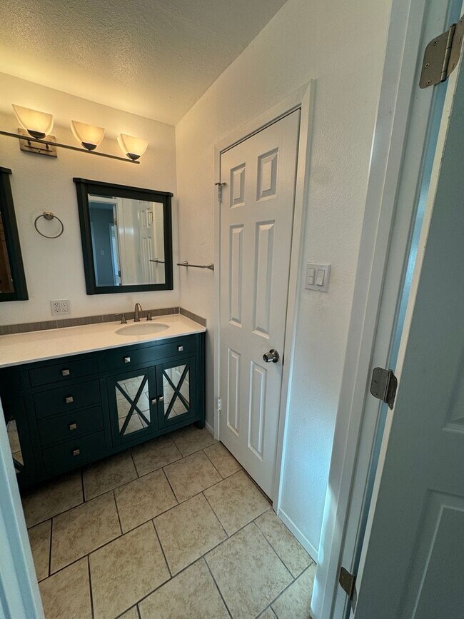 Building Photo - Spacious 3 Bdrm 2 Bath with Extra Living Space