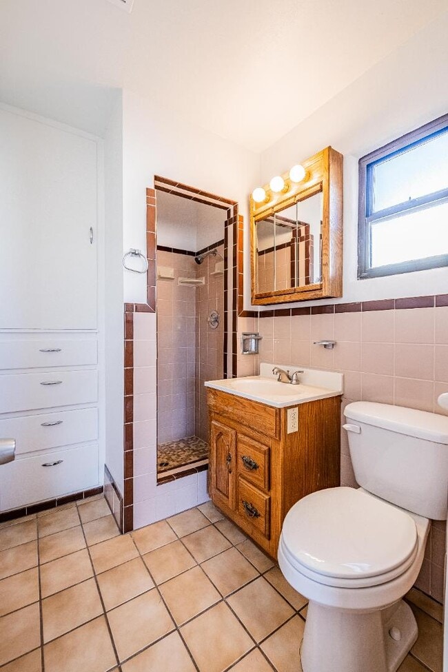 Building Photo - 624 Adams St NE