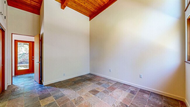 Building Photo - 812 Leslie Rd
