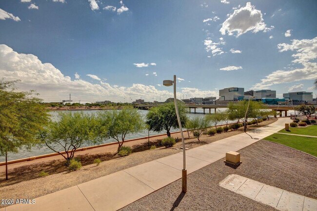 Building Photo - 945 E Playa Del Norte Dr