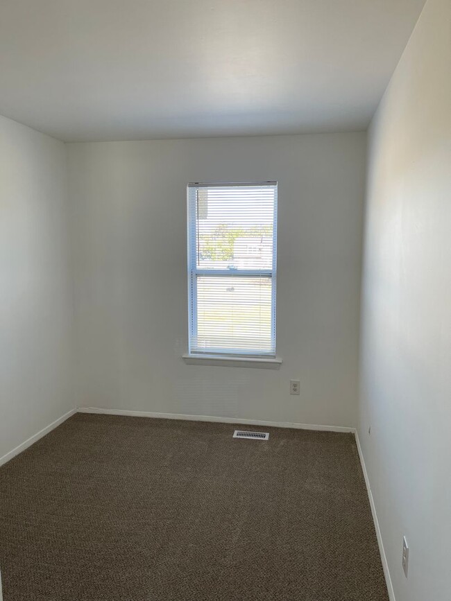 Building Photo - Centrally Located 3BR Townhome – Close to ...