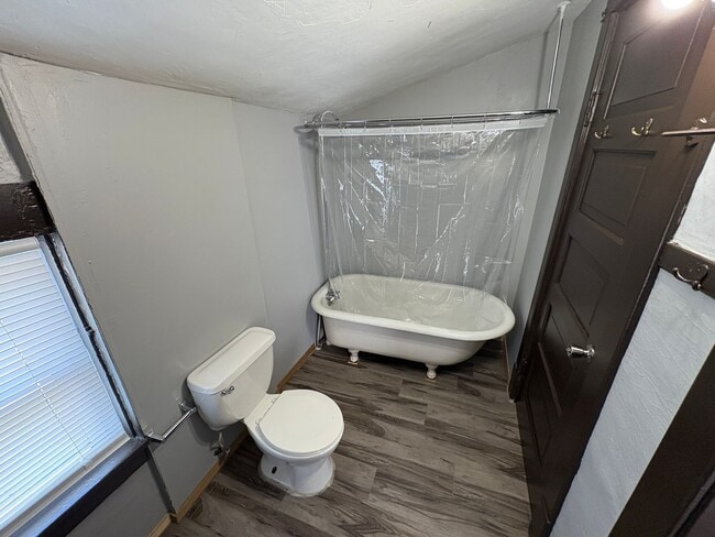 Building Photo - Large Kitchen, Hardwood Floors, Laundry included