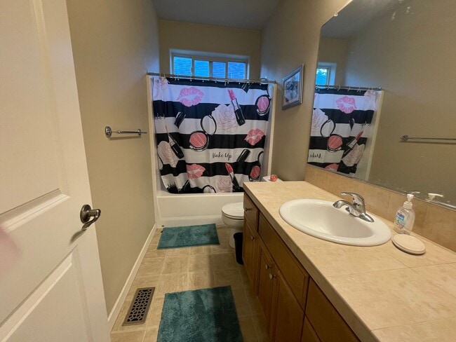 Building Photo - Inviting 3 Bed/2.5bath Corner lot