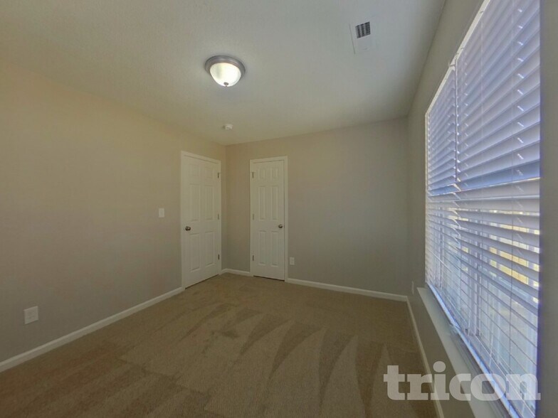 Building Photo - 1411 Hollythorne Dr