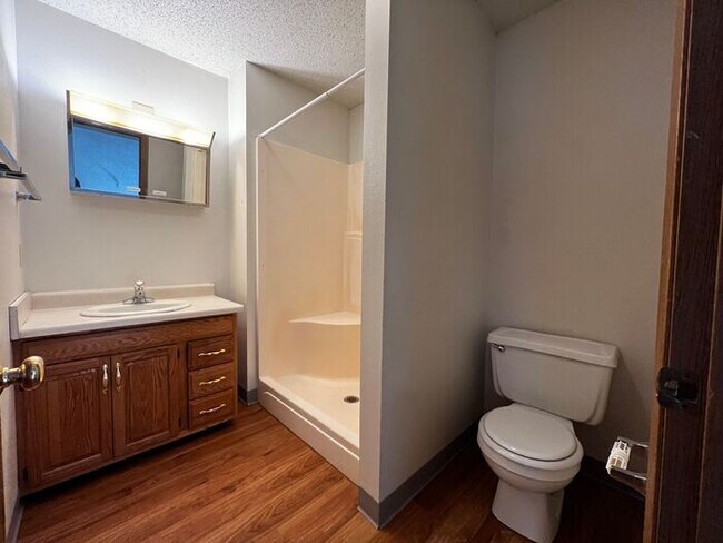Building Photo - $1,800 | 3 Bedroom, 2 Bathroom Apartment |...