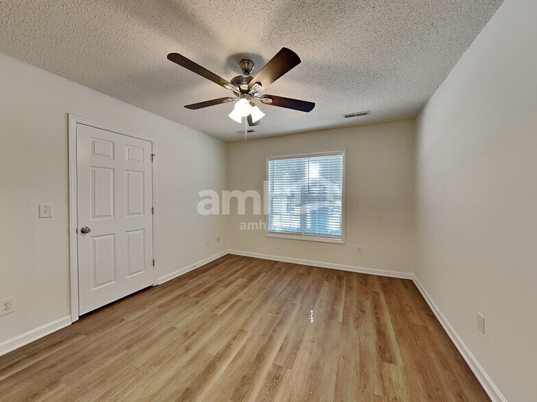Building Photo - 5765 Regent Village Dr