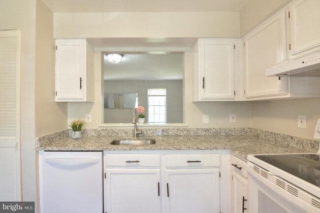 Building Photo - 3 Birdseye Ct