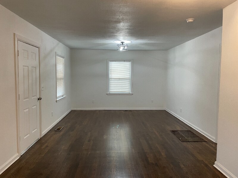 Building Photo - 906 N Garfield Ave