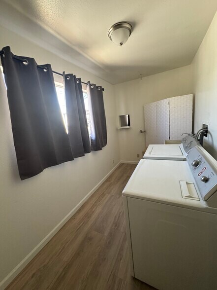 Landry room - 3611 Buena Vista Ave