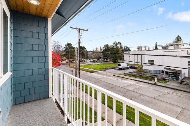 Building Photo - Halleck Townhomes Triplex