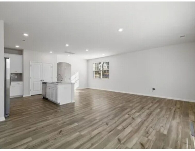 Building Photo - 266 E Compass Wy