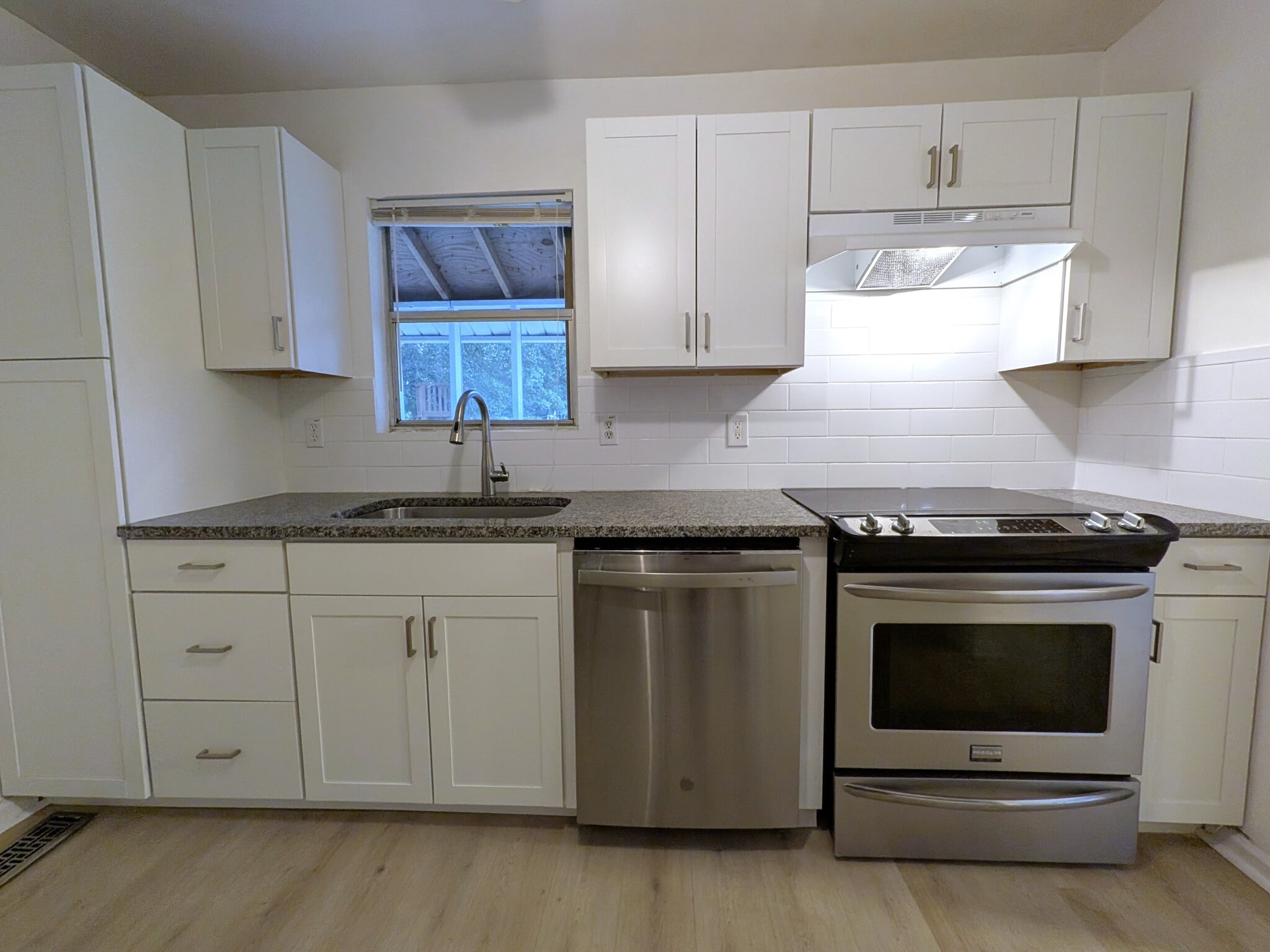 Kitchen - 1594 Point Park Dr