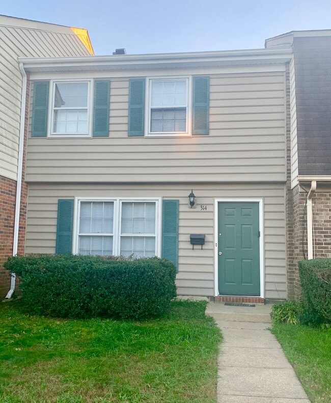 Building Photo - 3 Bedroom Townhouse Fredericksburg/Spotsylvania County