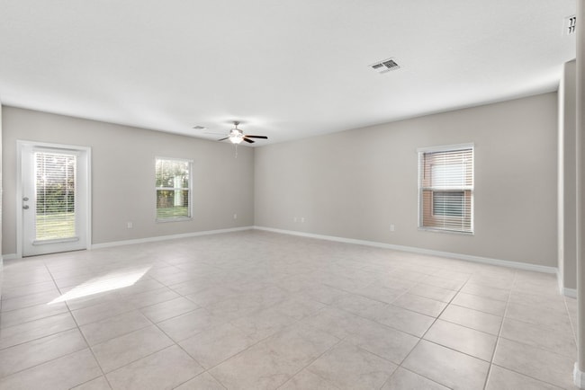 Building Photo - "Spacious 5-Bedroom Retreat in Apollo Beach - Modern Living with 2.5 Baths on White Chicory Dr!"