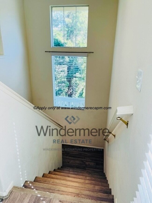 Building Photo - Spacious 3-bedroom with Updated Finishes and Prime Location!