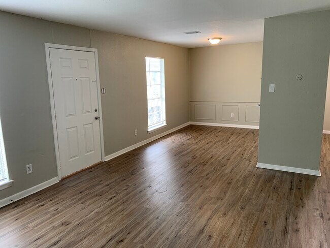 Building Photo - 932 7th Ave N