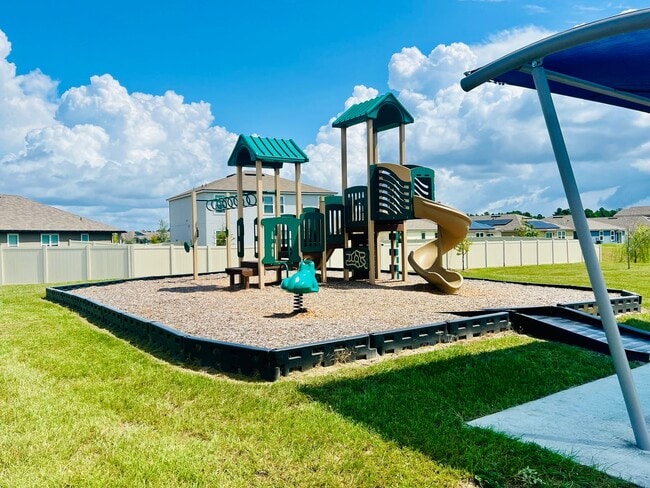 Building Photo - Available 11/1/24 Three bedroom two bath h...