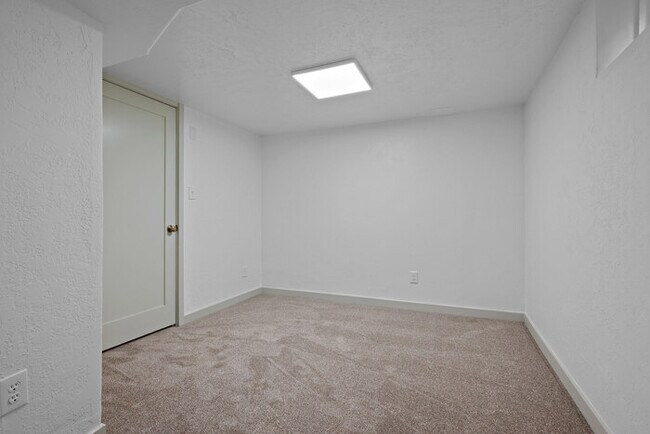 Building Photo - 840 W Montague Ave