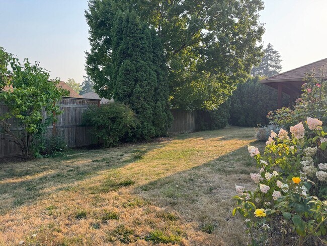 Building Photo - 1440 NW Meadowgreen Pl