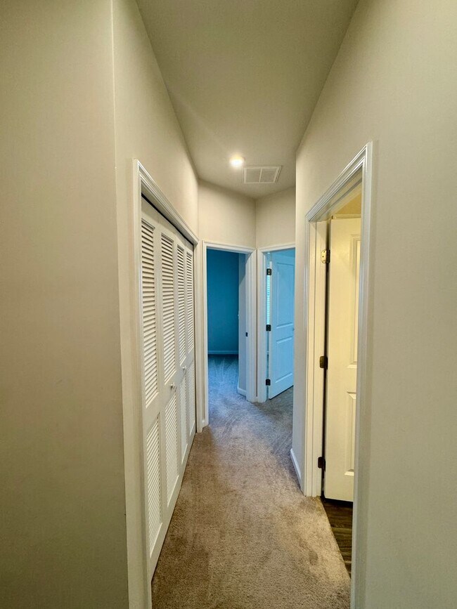 Building Photo - 3BR/2.5BA End Unit Townhome