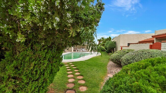 Building Photo - East Side Remodeled 2 Bdrm Townhome