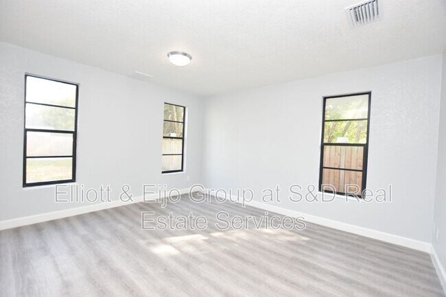 Building Photo - 1127 Oakhill St