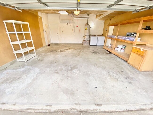 Building Photo - SPACIOUS SINGLE-STORY HOME 3 BEDROOM & 3 B...