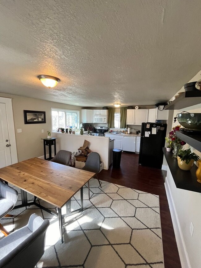 Building Photo - Stunning 4 Bed Home