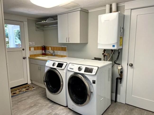 Building Photo - Charming Historical Home, Desirable Downtown Location. Flexible Lease Terms, 30-day Min. All Util...