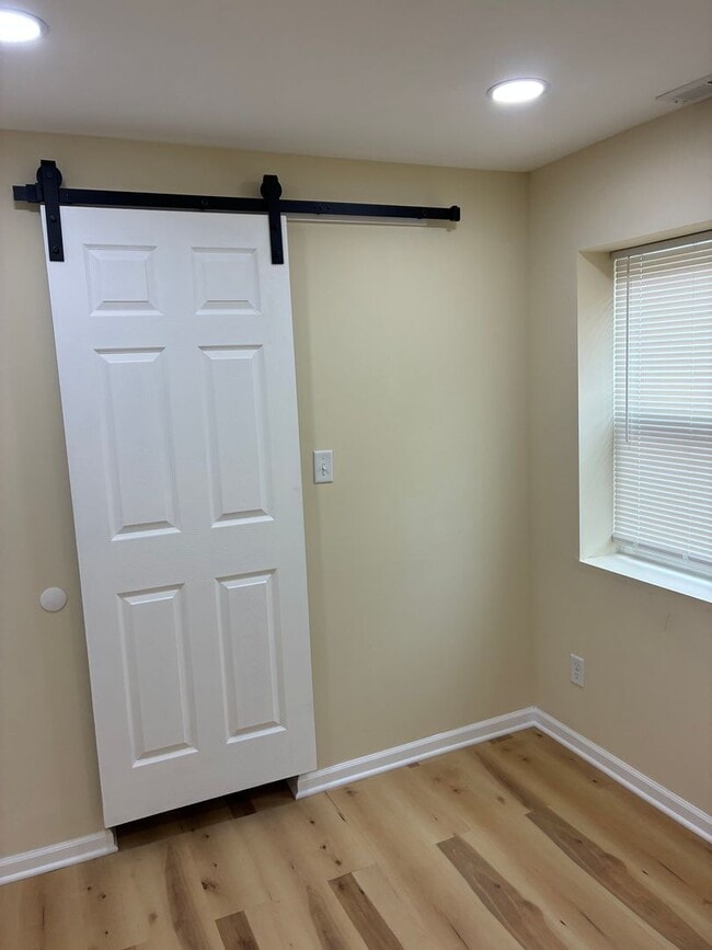 Building Photo - Stylish Renovated Home