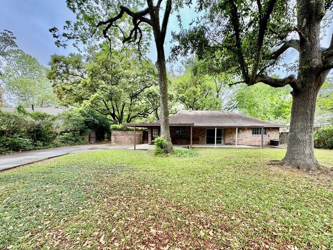 Building Photo - Spacious 3BR Home in Broadmoor | Huge Backyard + Gated Driveway