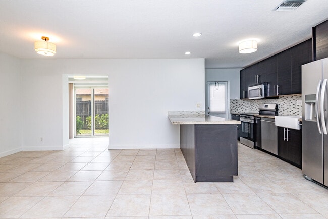 Building Photo - 121 SW 2nd Ave