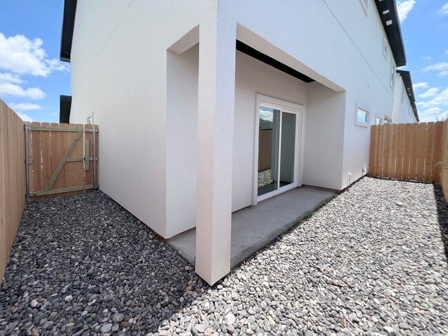 Building Photo - Luxury Townhome In Gated Community (Close to Expressway 281 & Wisconsin)