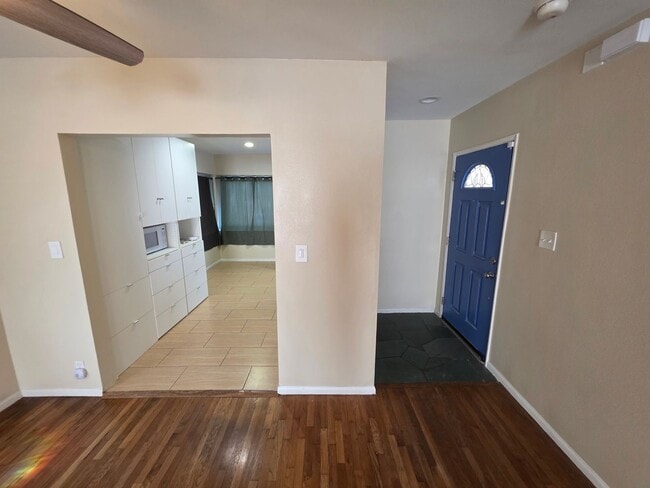 Building Photo - Beautiful 3-Bedroom, 3-Bath Home with Mode...