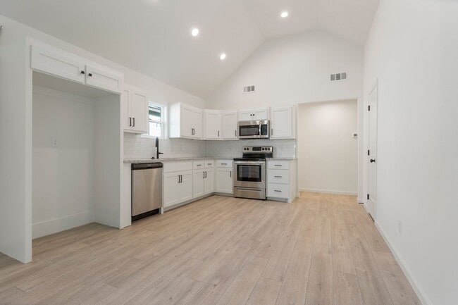 Building Photo - Gorgeous 3 bedroom 2 bathroom home