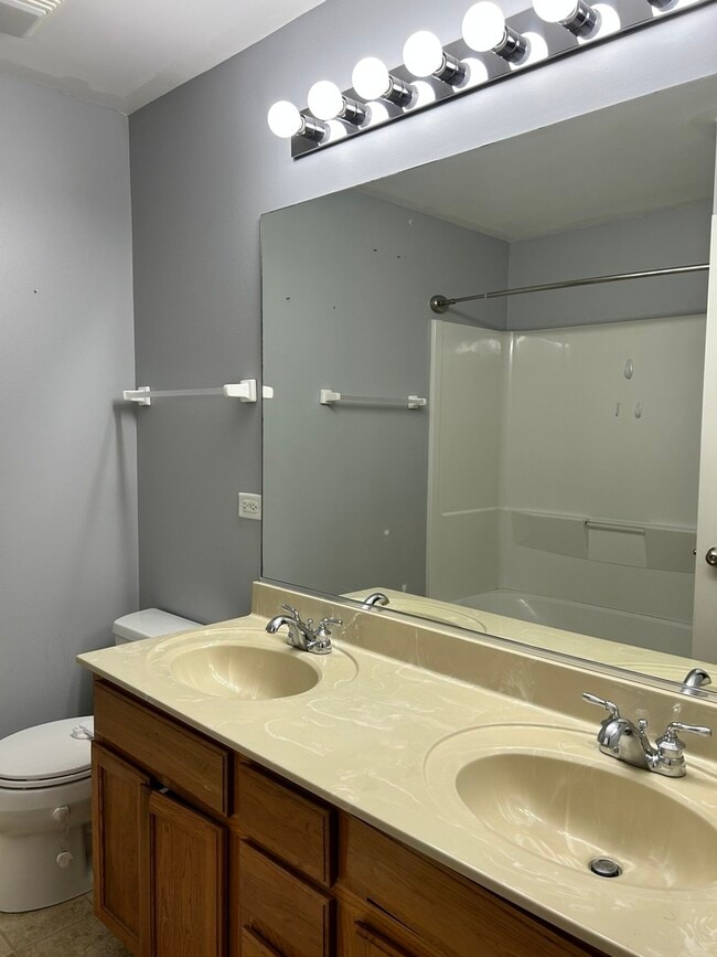 Building Photo - 1746 Newport Ln