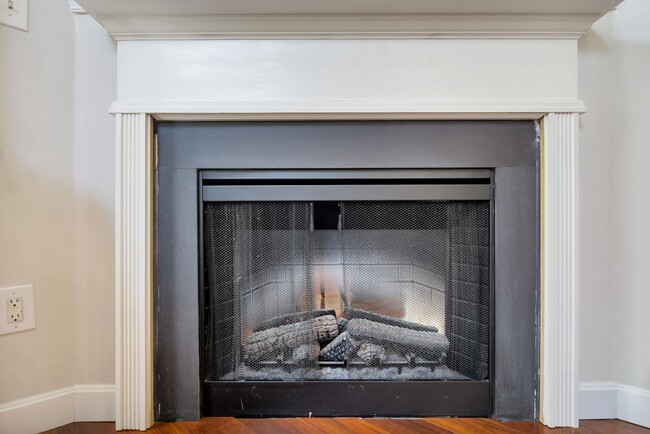 Building Photo - Stunning and Spacious 3 Bedroom 2.5 Bath C...