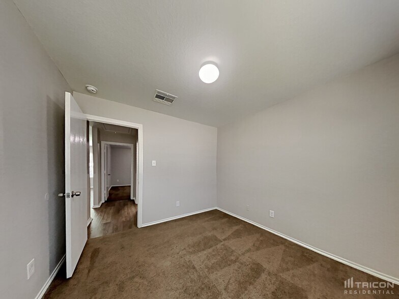 Building Photo - 814 Lightningbug Ln