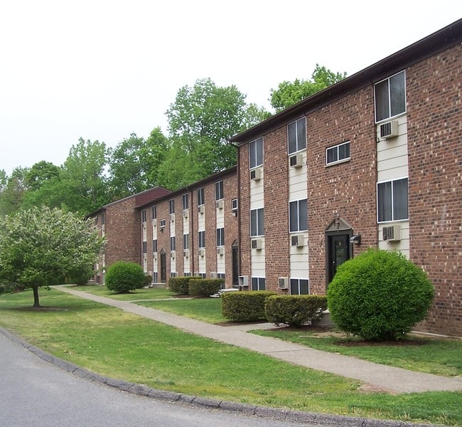 Building - Oak Tree Gardens Apartments