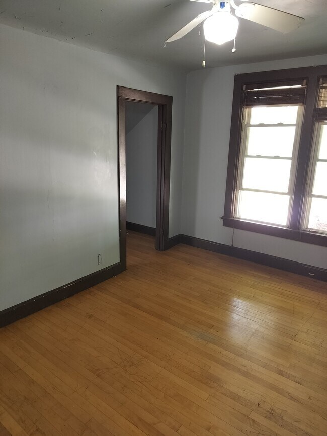 Building Photo - 422 N Maple Ave