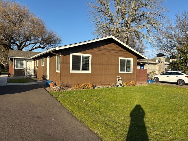 Building Photo - 2 Bedroom Townhouse Less than 2 Miles from OSU